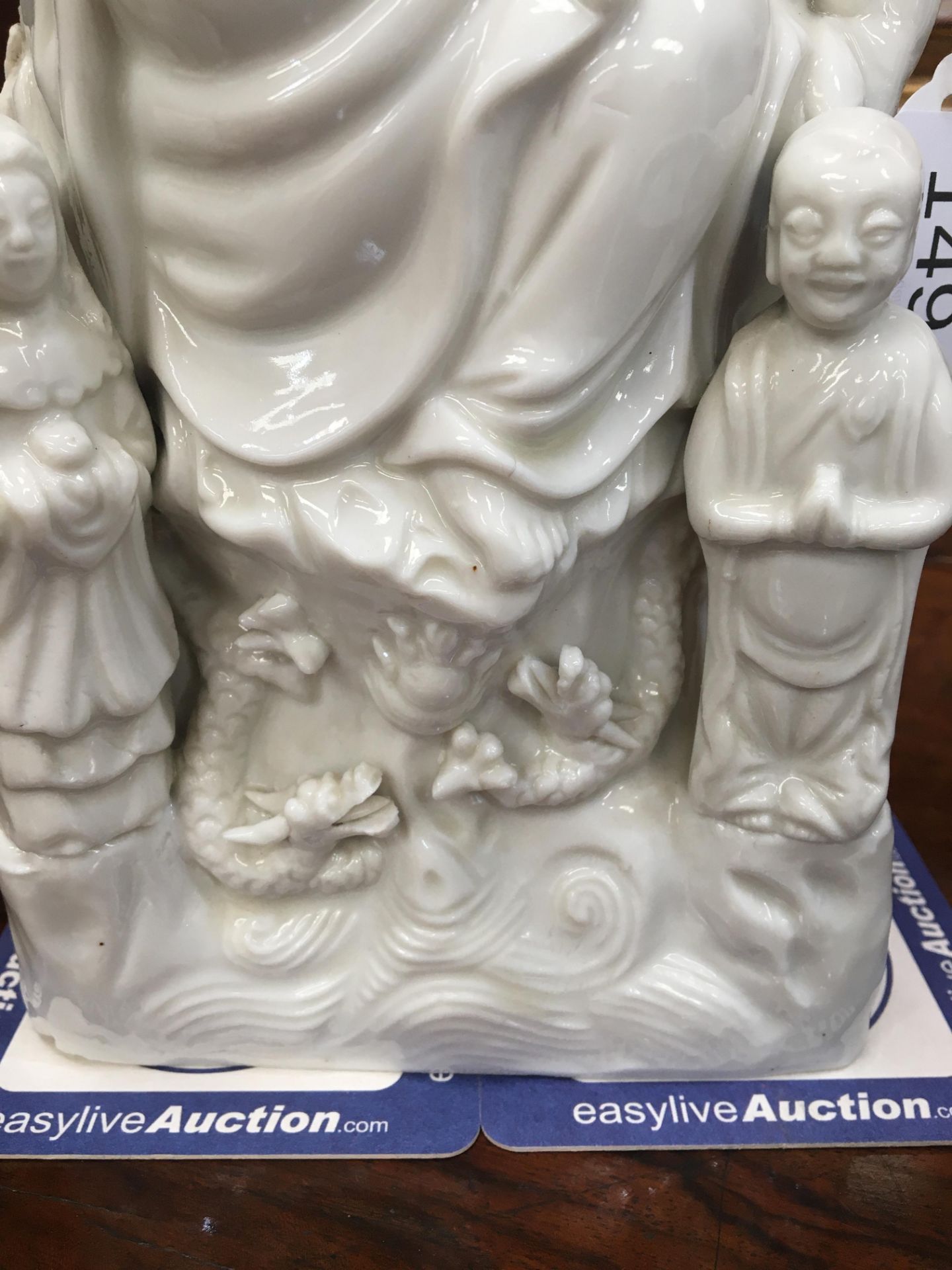 A LARGE CHINESE BLANC DE CHINE MODEL OF A GUANYIN - Bild 8 aus 14