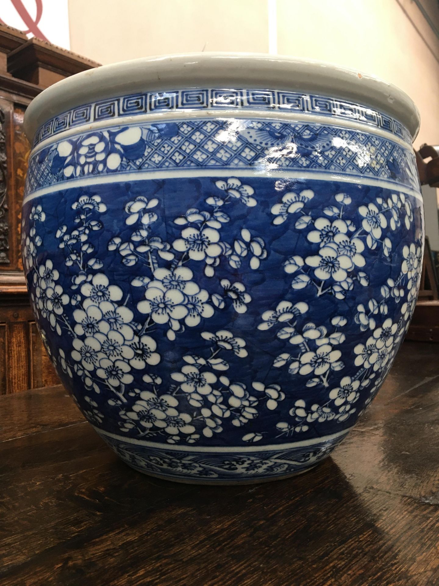 A CHINESE BLUE AND WHITE JARDINIÈRE, QING DYNASTY, 19TH CENTURY - Bild 9 aus 24