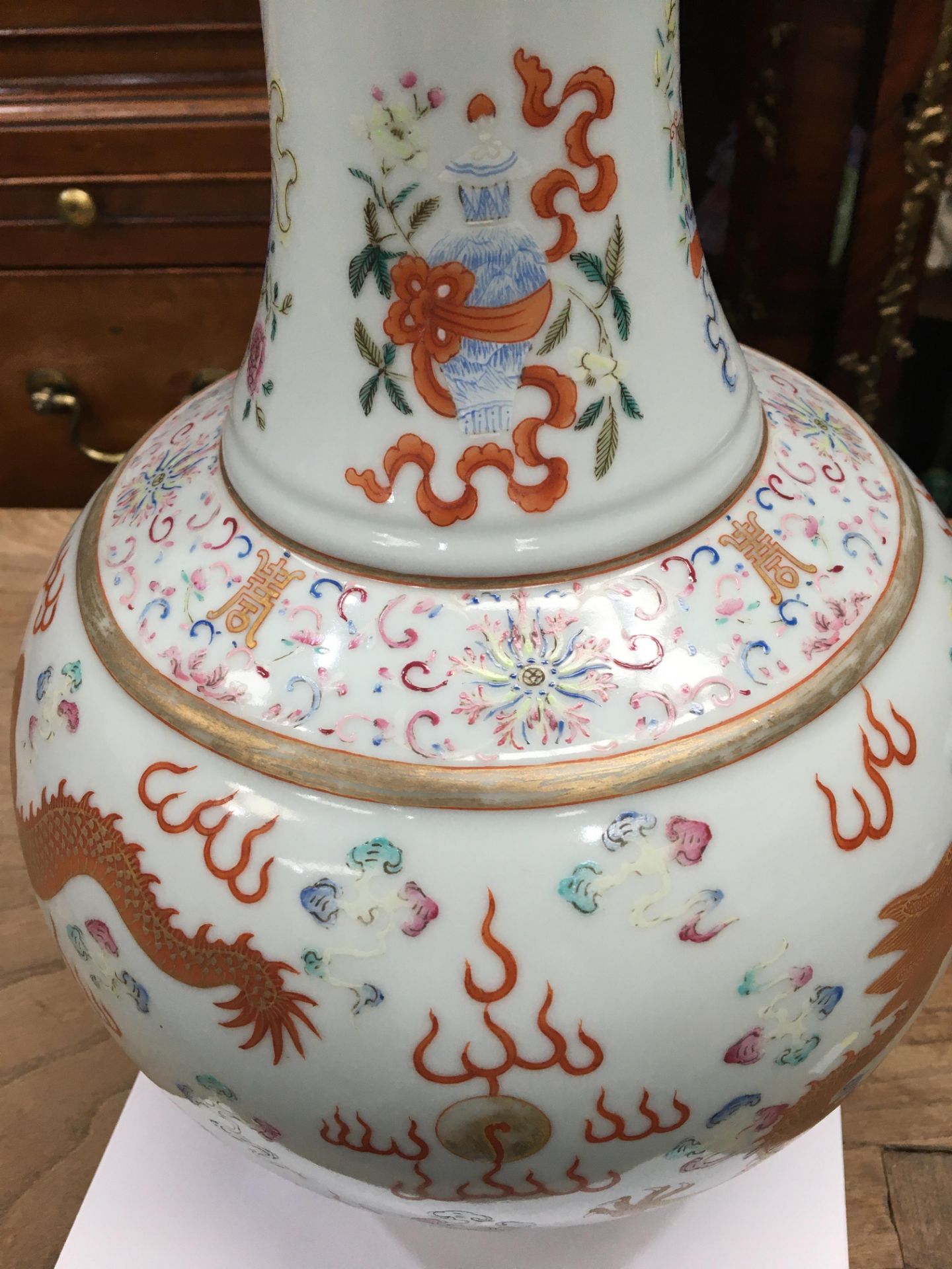 A CHINESE FAMILLE ROSE 'DRAGON' BOTTLE VASE - Bild 16 aus 19