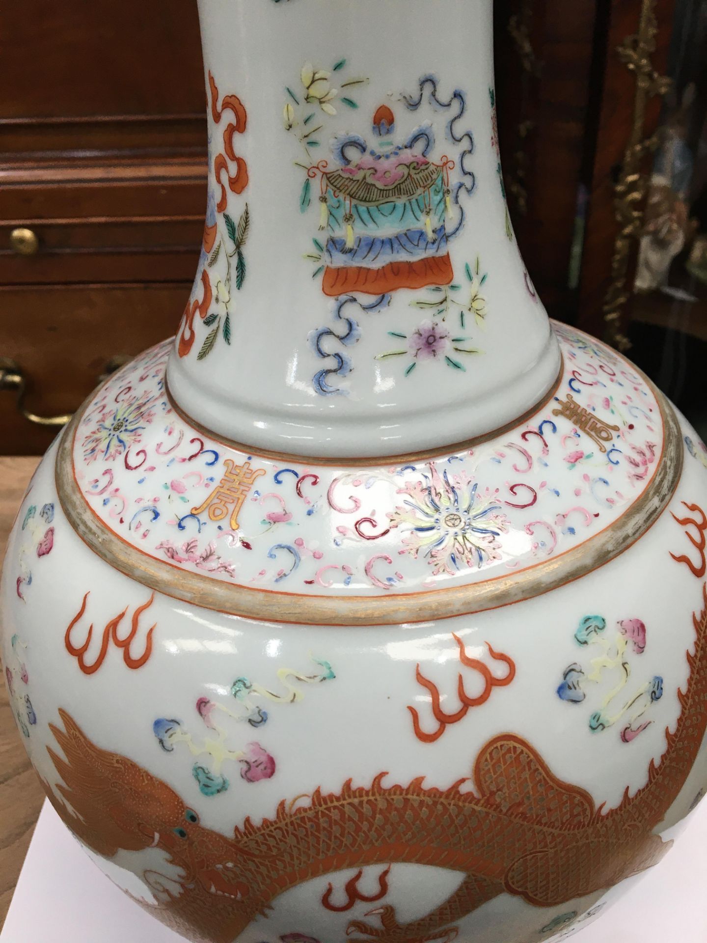 A CHINESE FAMILLE ROSE 'DRAGON' BOTTLE VASE - Bild 17 aus 19