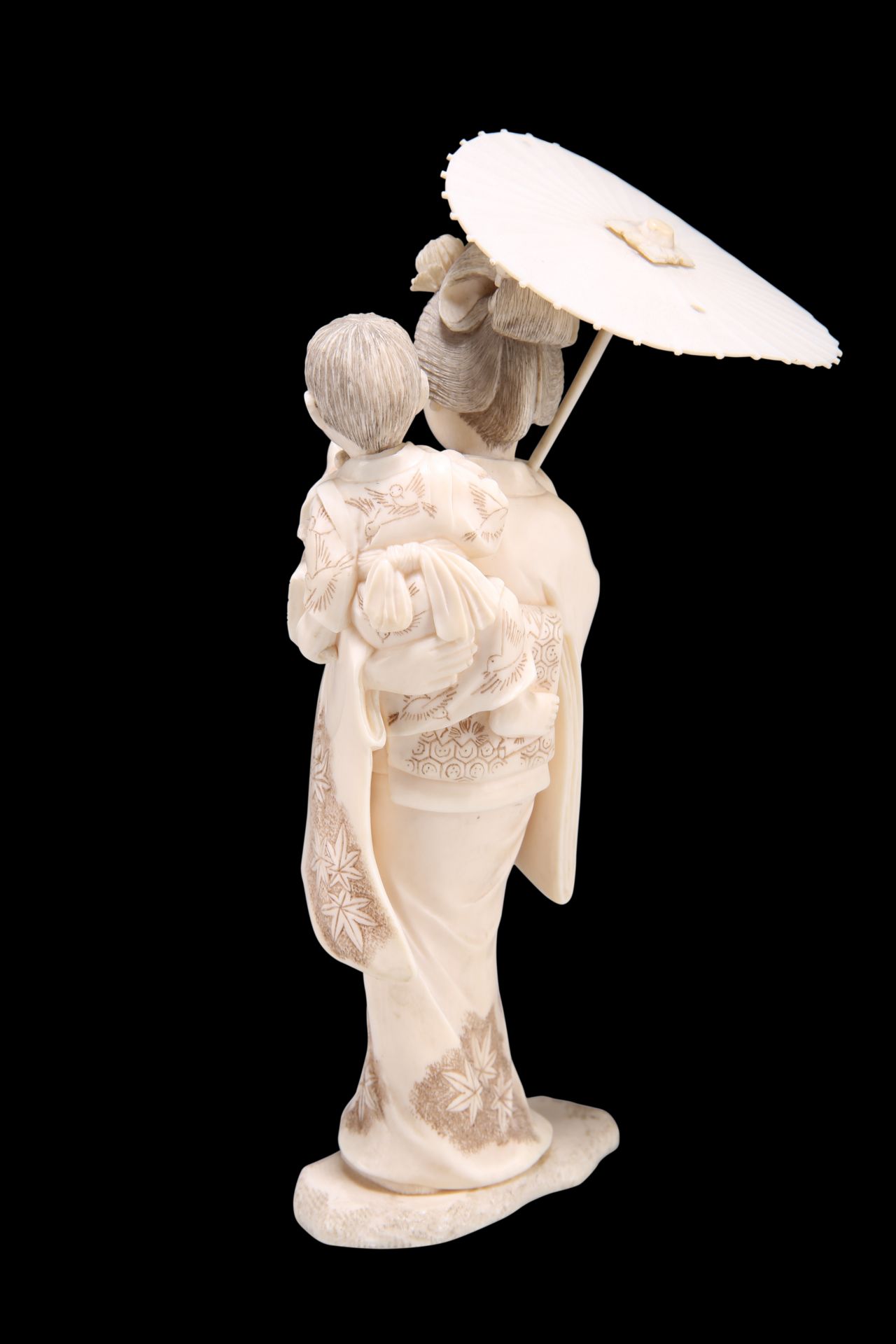 A JAPANESE MEIJI PERIOD CARVED IVORY OKIMONO - Bild 2 aus 2