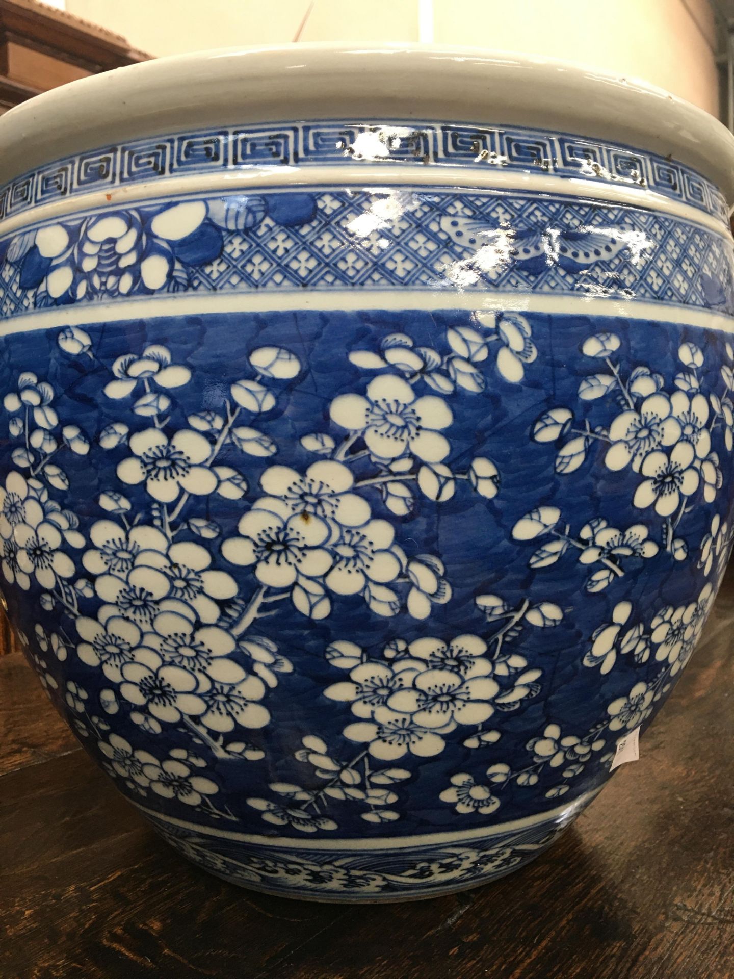 A CHINESE BLUE AND WHITE JARDINIÈRE, QING DYNASTY, 19TH CENTURY - Bild 13 aus 24