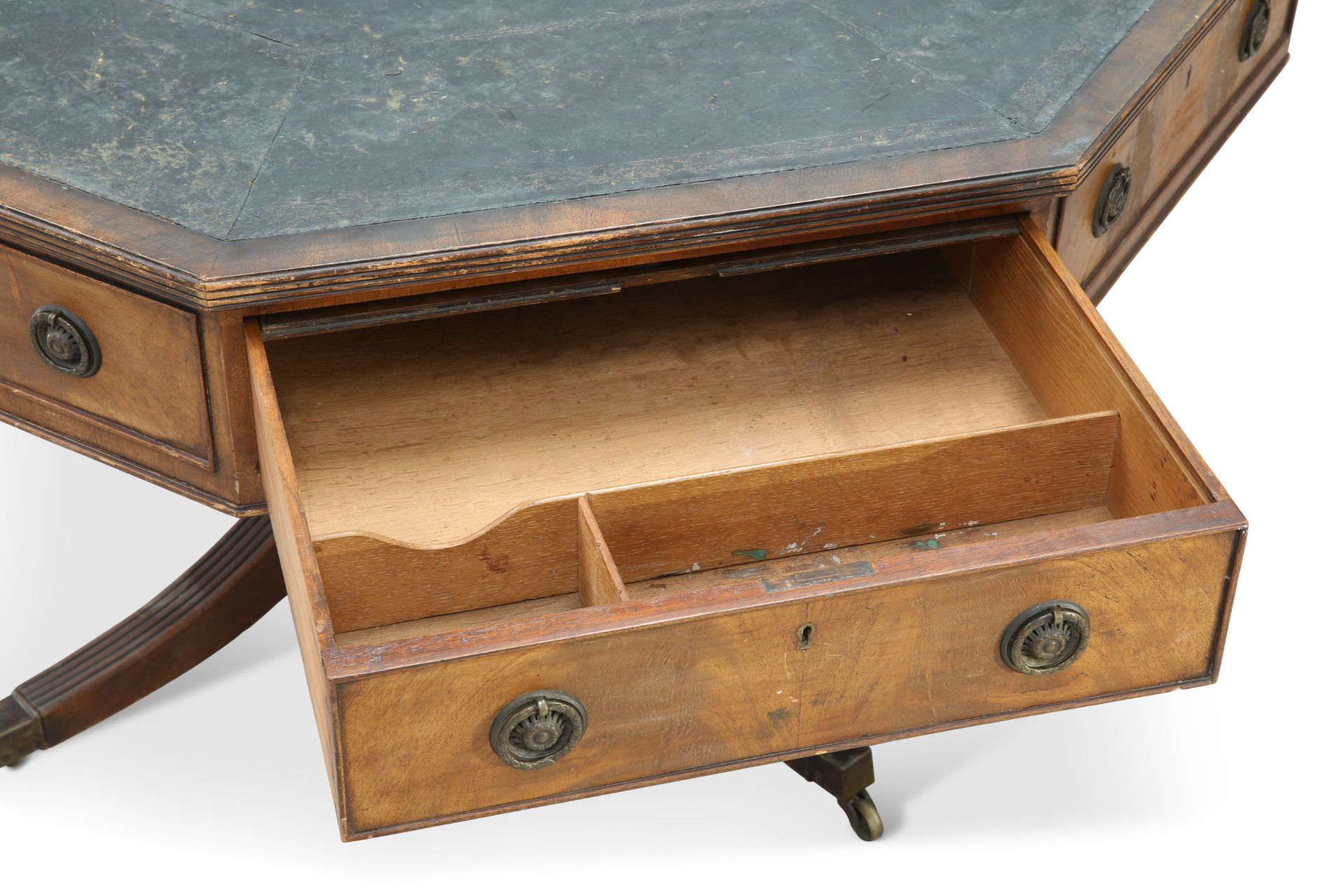 A LEATHER-INSET MAHOGANY OCTAGONAL LIBRARY TABLE, LATE 19TH CENTURY, - Bild 4 aus 4