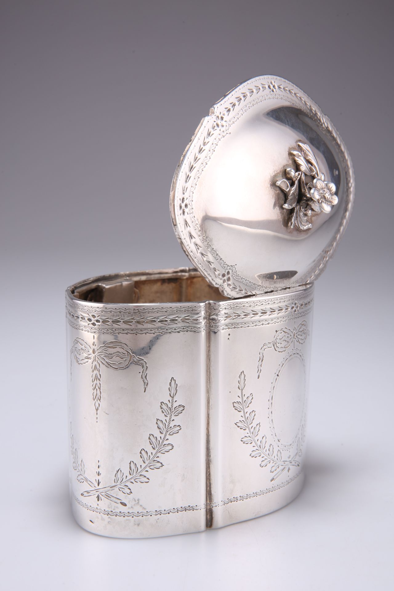 A GEORGE III SILVER TEA CADDY - Bild 3 aus 3