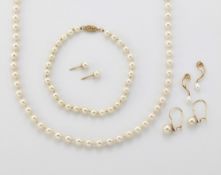 A GROUP OF CULTURED PEARL JEWELLERY