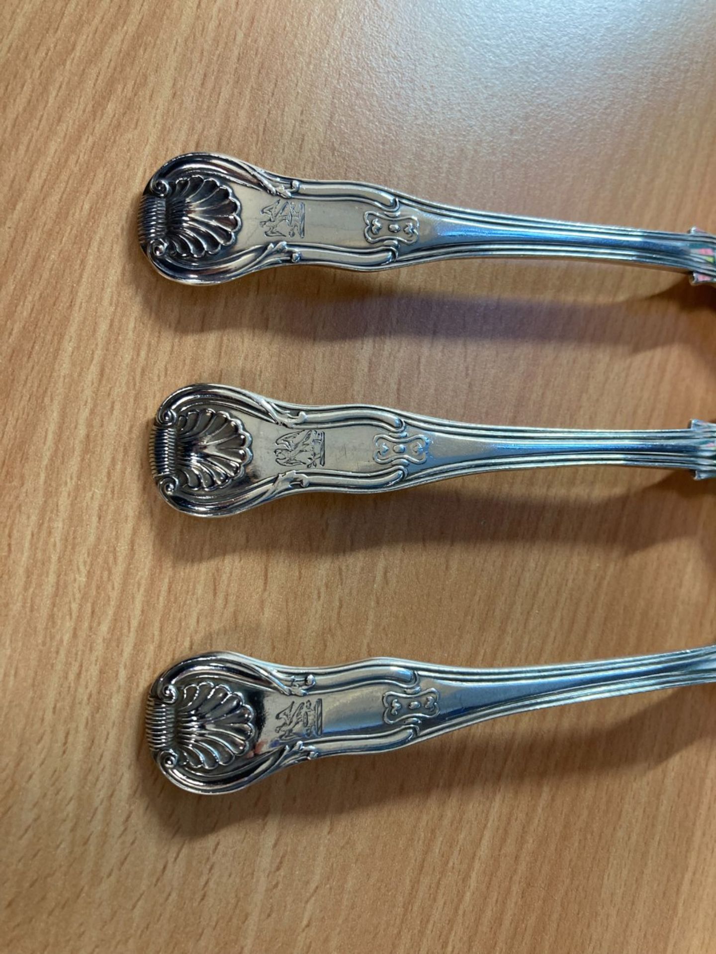 A MATCHED SET OF ELEVEN GEORGIAN AND VICTORIAN SILVER DESSERT SPOONS - Bild 5 aus 5