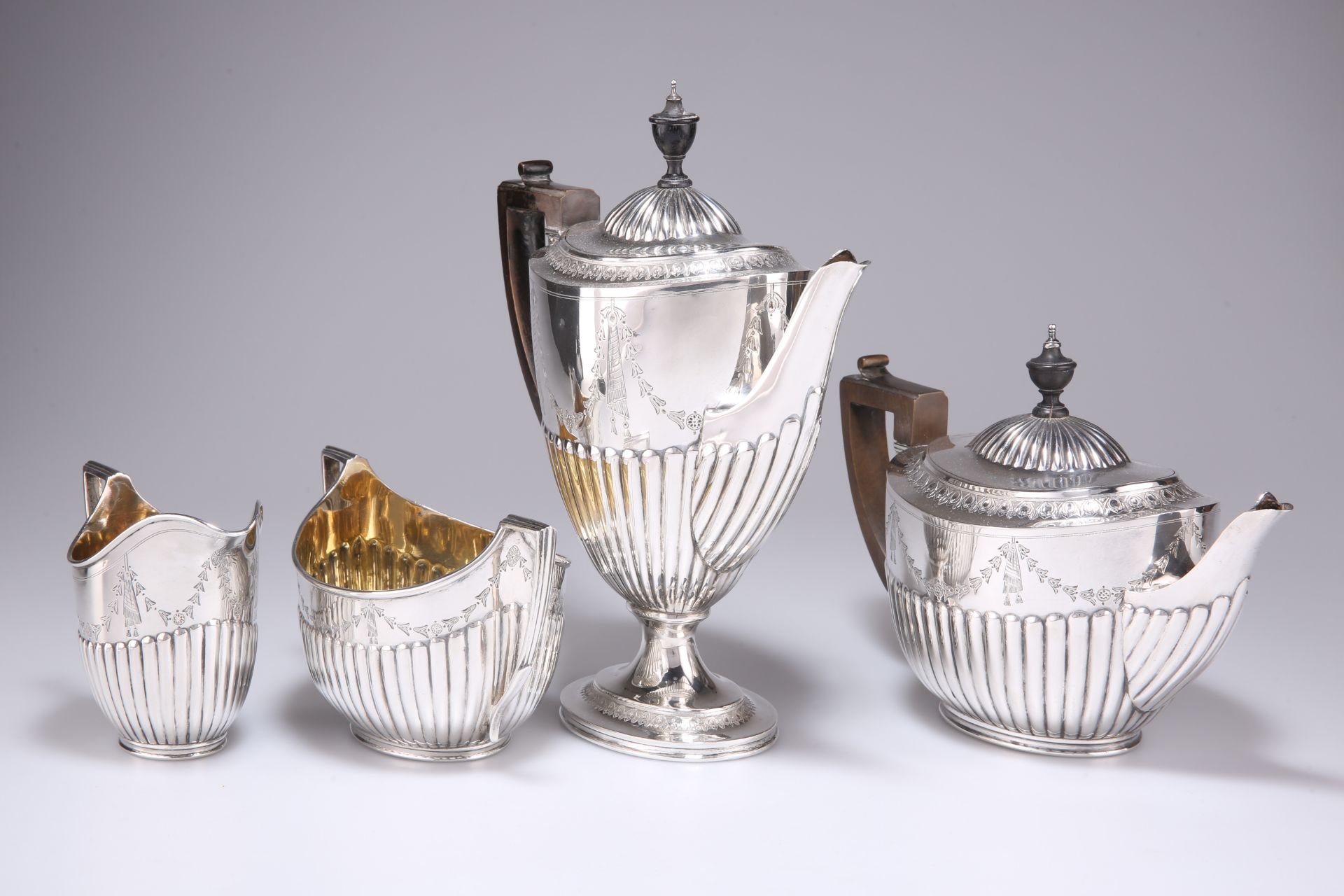 A VICTORIAN SILVER FOUR-PIECE TEA AND COFFEE SERVICE - Bild 4 aus 8