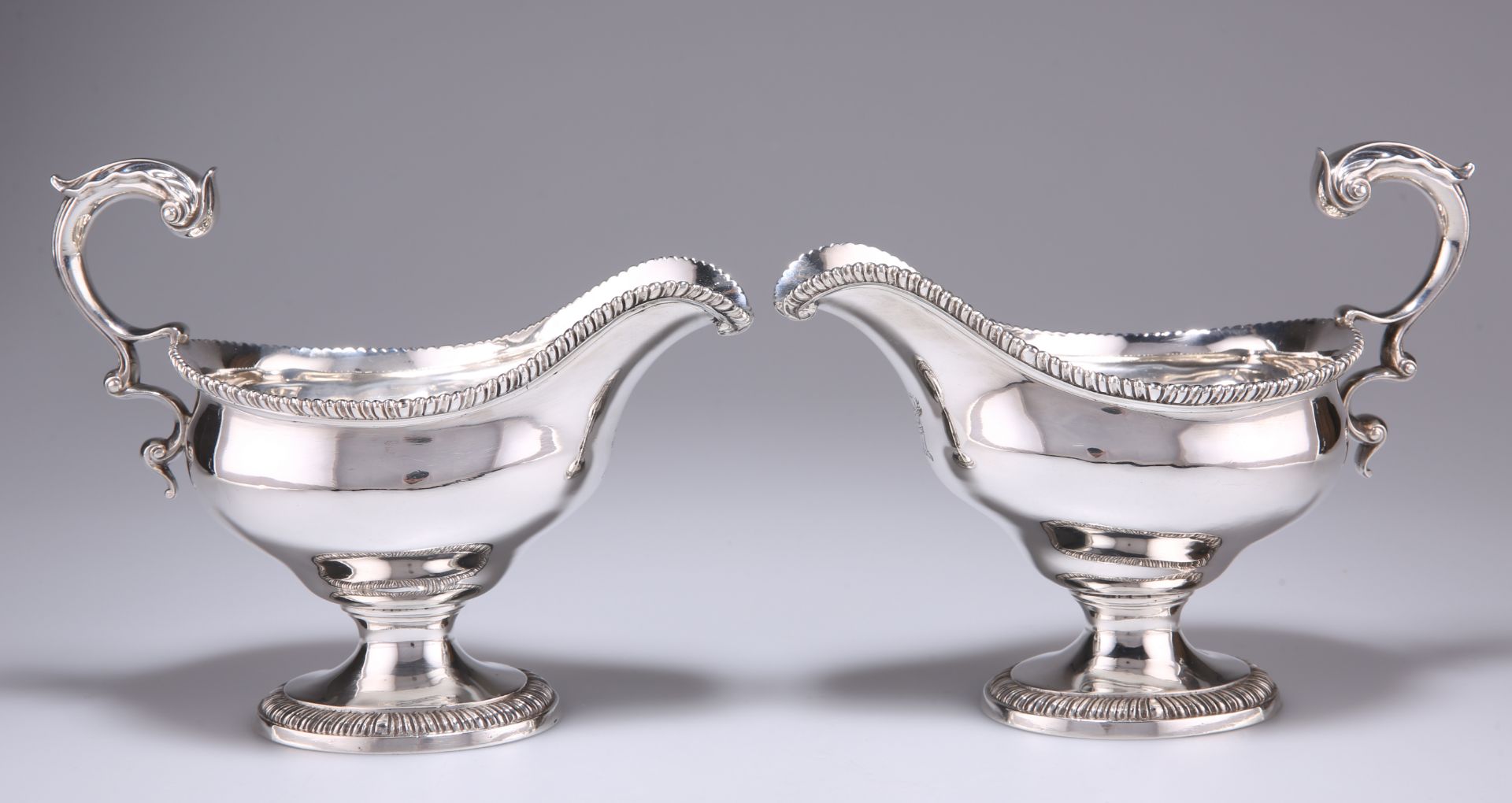 A PAIR OF GEORGE III SILVER SAUCEBOATS - Bild 3 aus 5