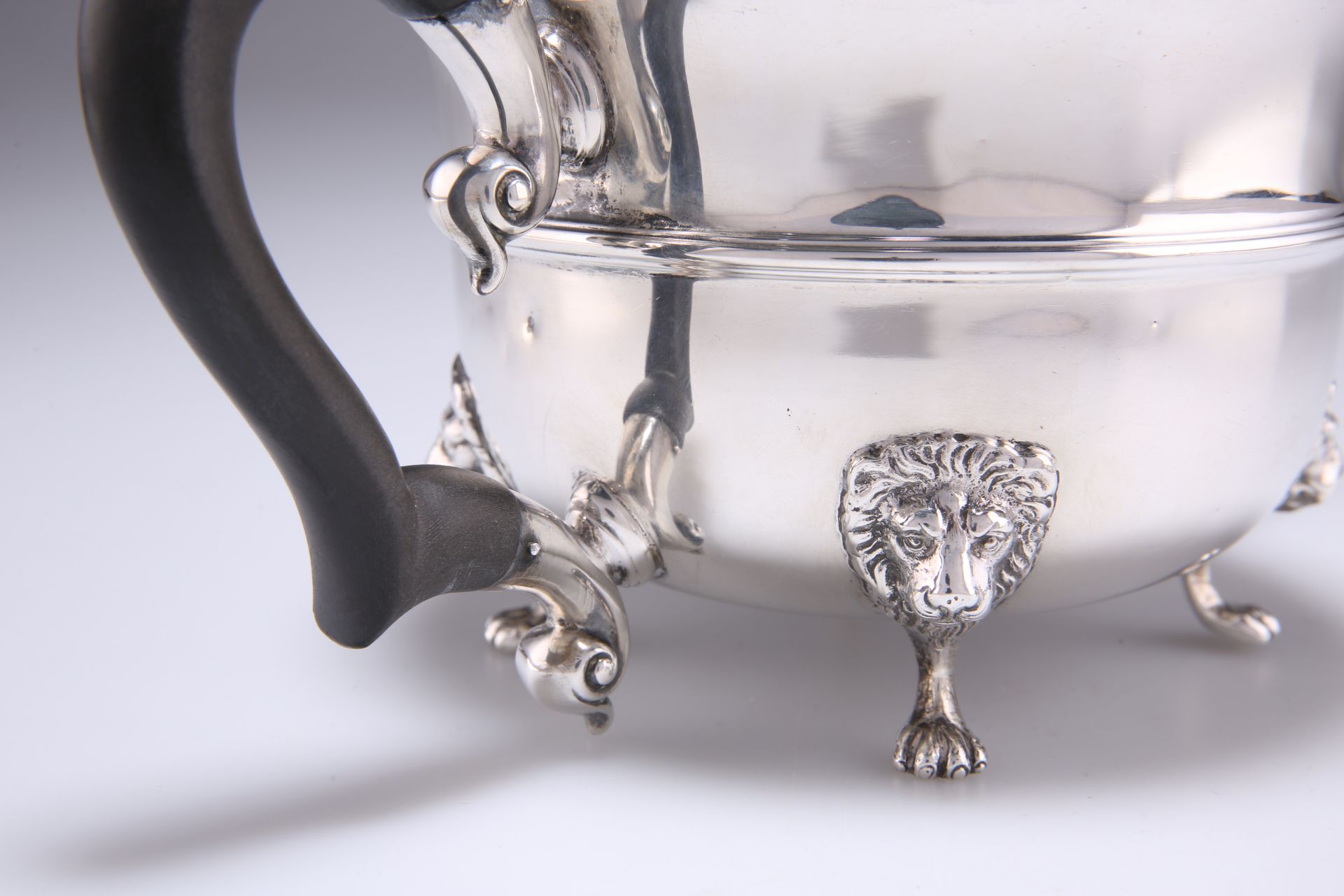 A GEORGE V SILVER FOUR-PIECE TEA SERVICE - Bild 2 aus 4