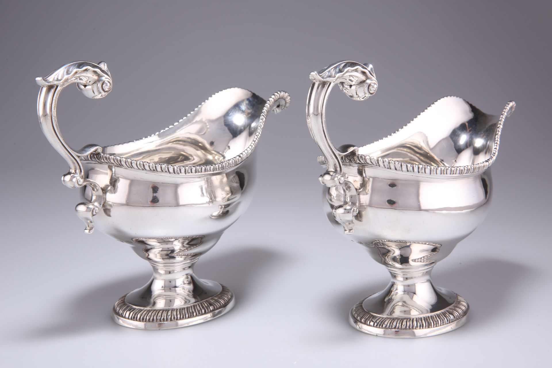 A PAIR OF GEORGE III SILVER SAUCEBOATS - Bild 2 aus 5