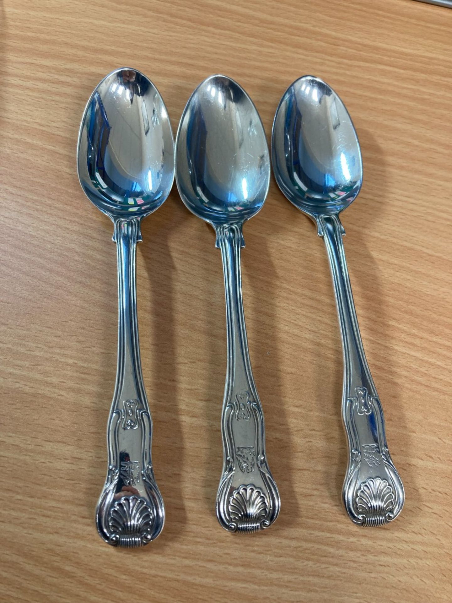 A MATCHED SET OF ELEVEN GEORGIAN AND VICTORIAN SILVER DESSERT SPOONS - Bild 4 aus 5