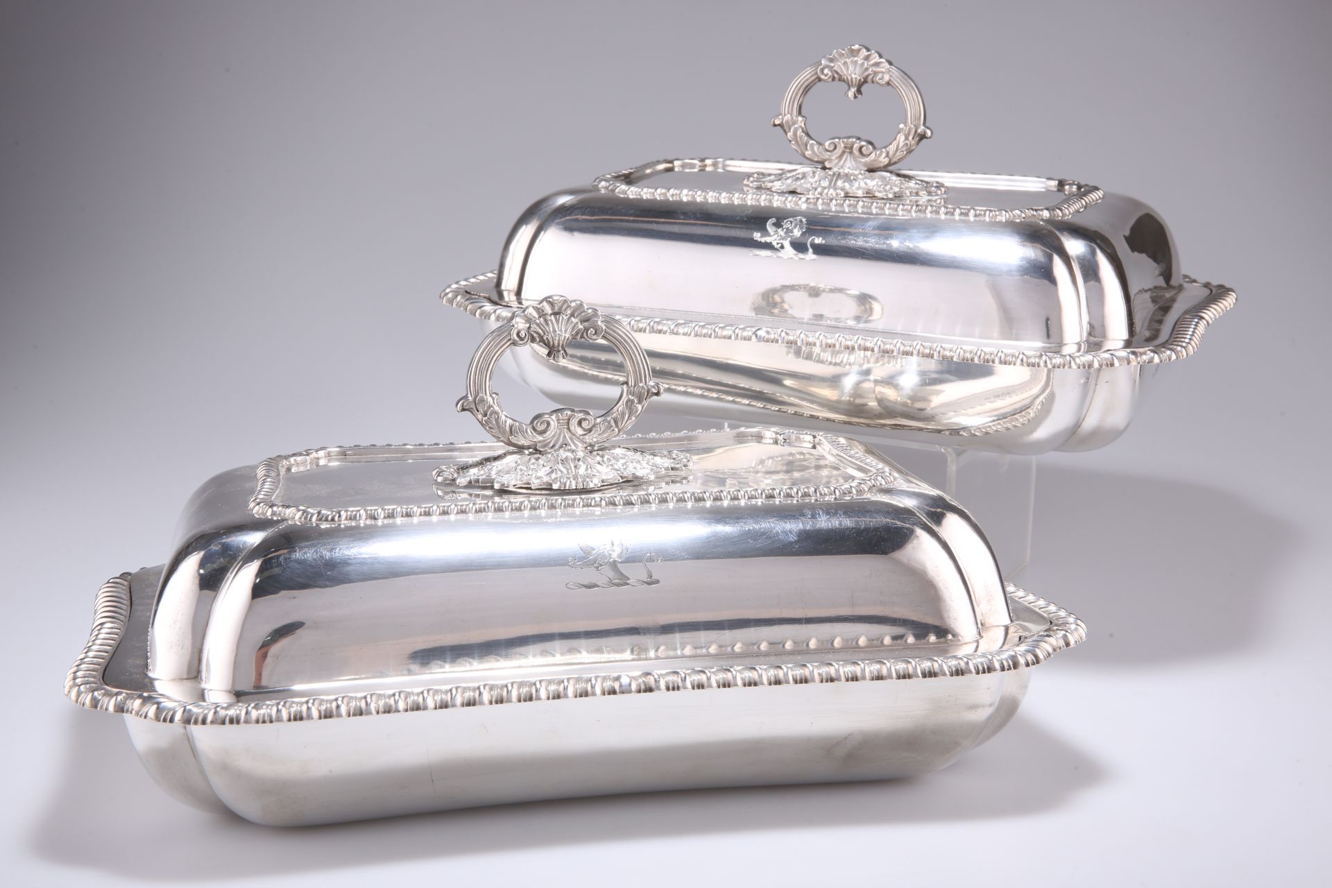 A PAIR OF GEORGE IV SILVER ENTRÉE DISHES AND COVERS - Bild 2 aus 12