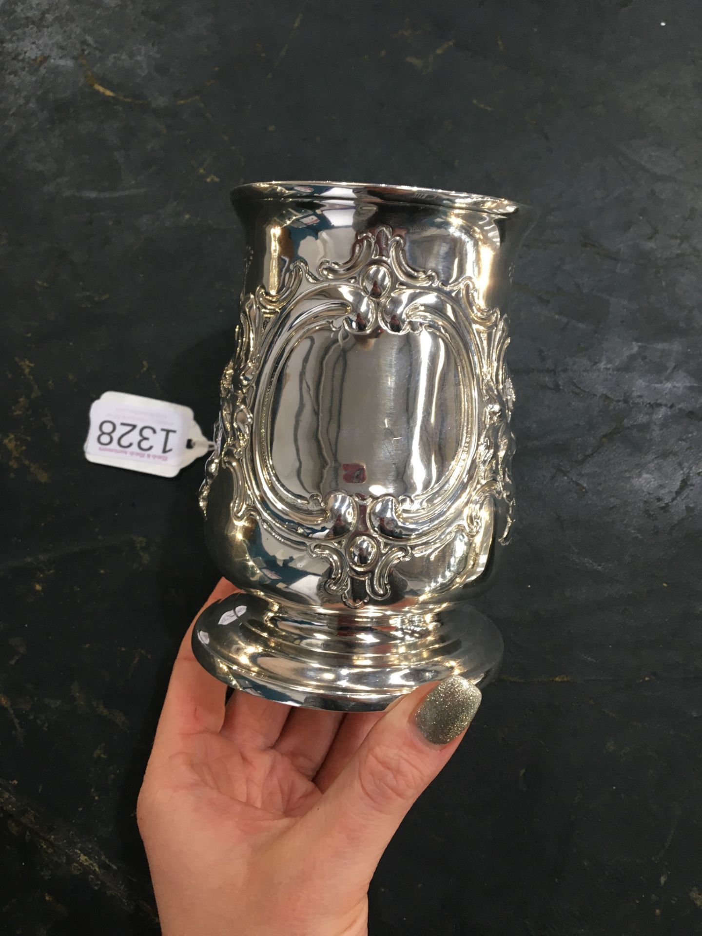 A GEORGE II PROVINCIAL SILVER MUG - Bild 8 aus 10