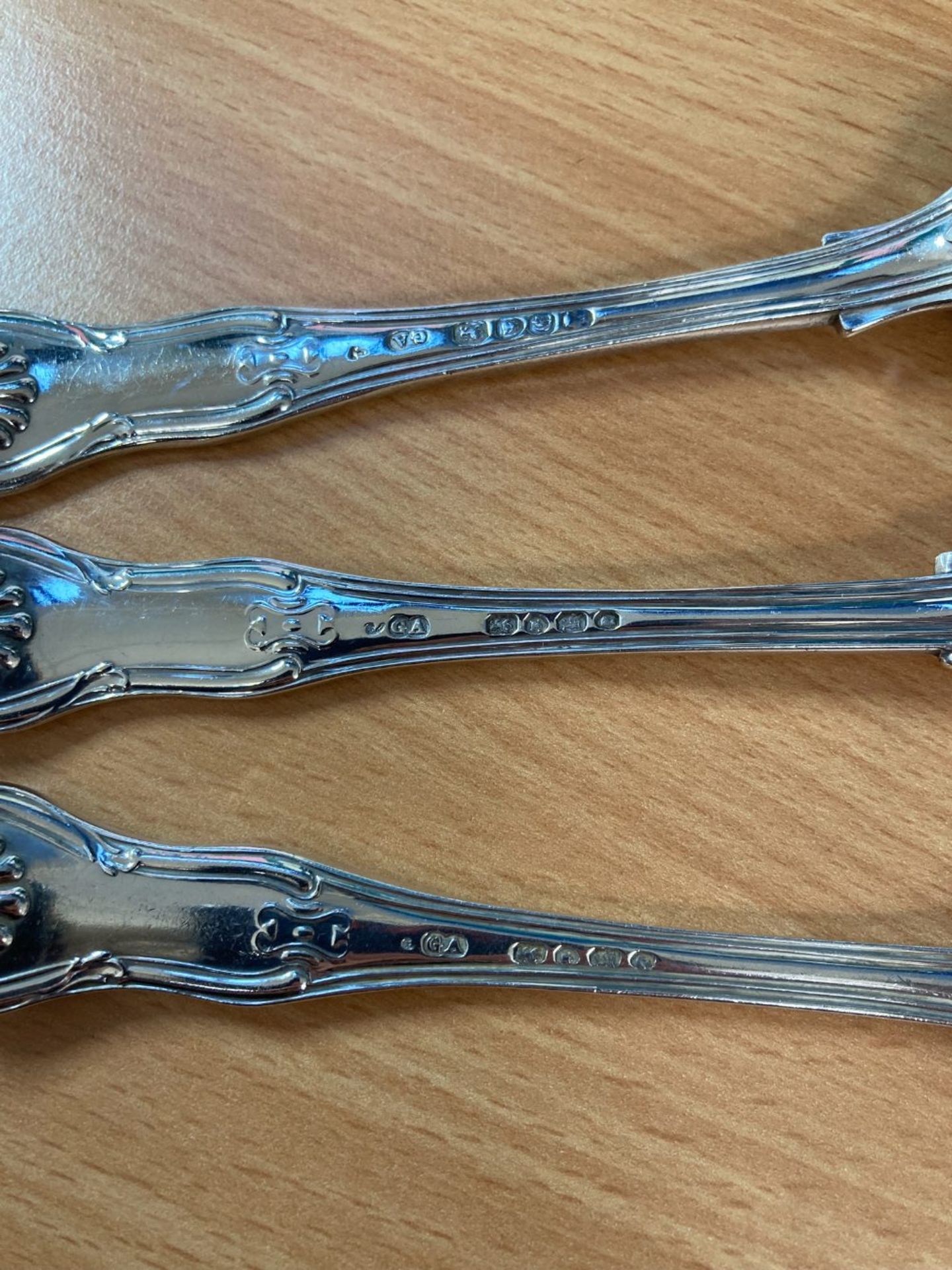 A MATCHED SET OF ELEVEN GEORGIAN AND VICTORIAN SILVER DESSERT SPOONS - Bild 2 aus 5