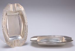 A PAIR OF ART DECO SILVER ASHTRAYS