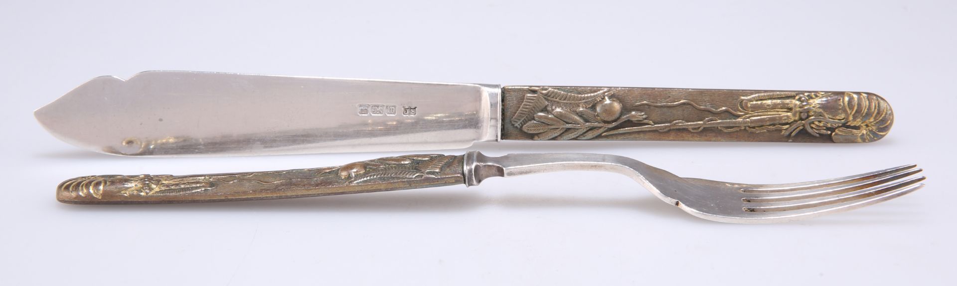 A GEORGE V SILVER-MOUNTED JAPANESE GILT-BRONZE HANDLED FISH KNIFE AND FORK - Bild 2 aus 3