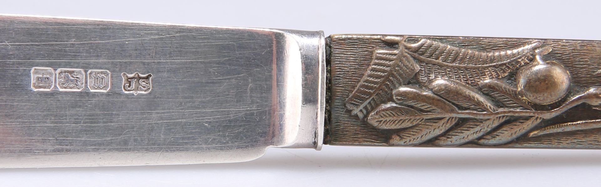A GEORGE V SILVER-MOUNTED JAPANESE GILT-BRONZE HANDLED FISH KNIFE AND FORK - Bild 3 aus 3