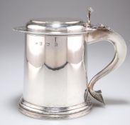 AN EDWARDIAN SILVER FLAT-TOP TANKARD