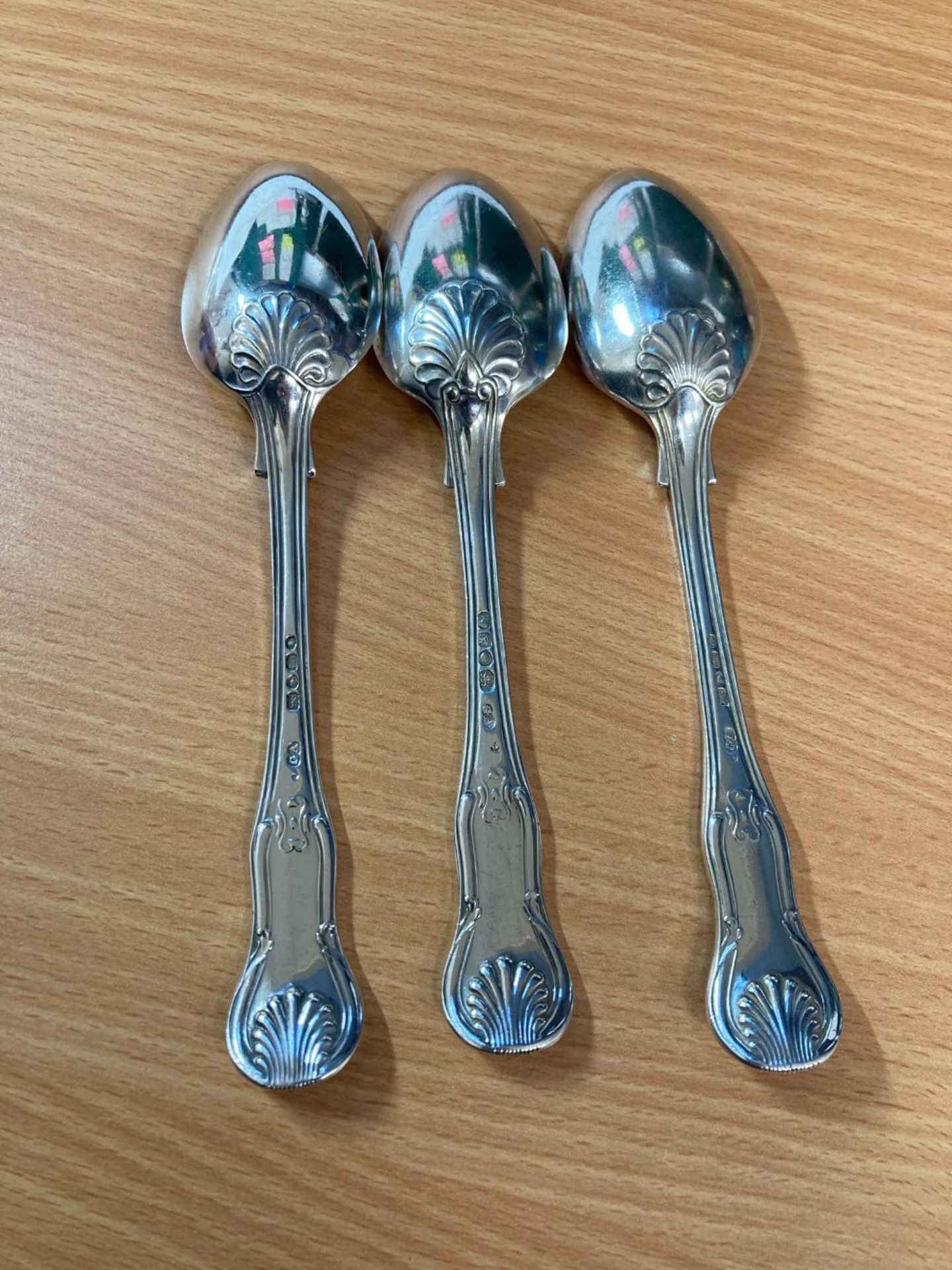 A MATCHED SET OF ELEVEN GEORGIAN AND VICTORIAN SILVER DESSERT SPOONS - Bild 3 aus 5