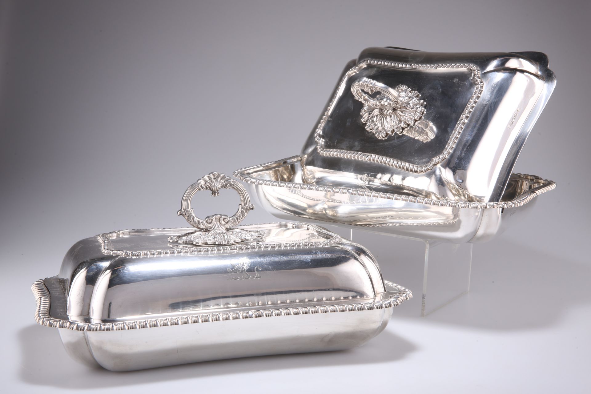 A PAIR OF GEORGE IV SILVER ENTRÉE DISHES AND COVERS - Bild 3 aus 12