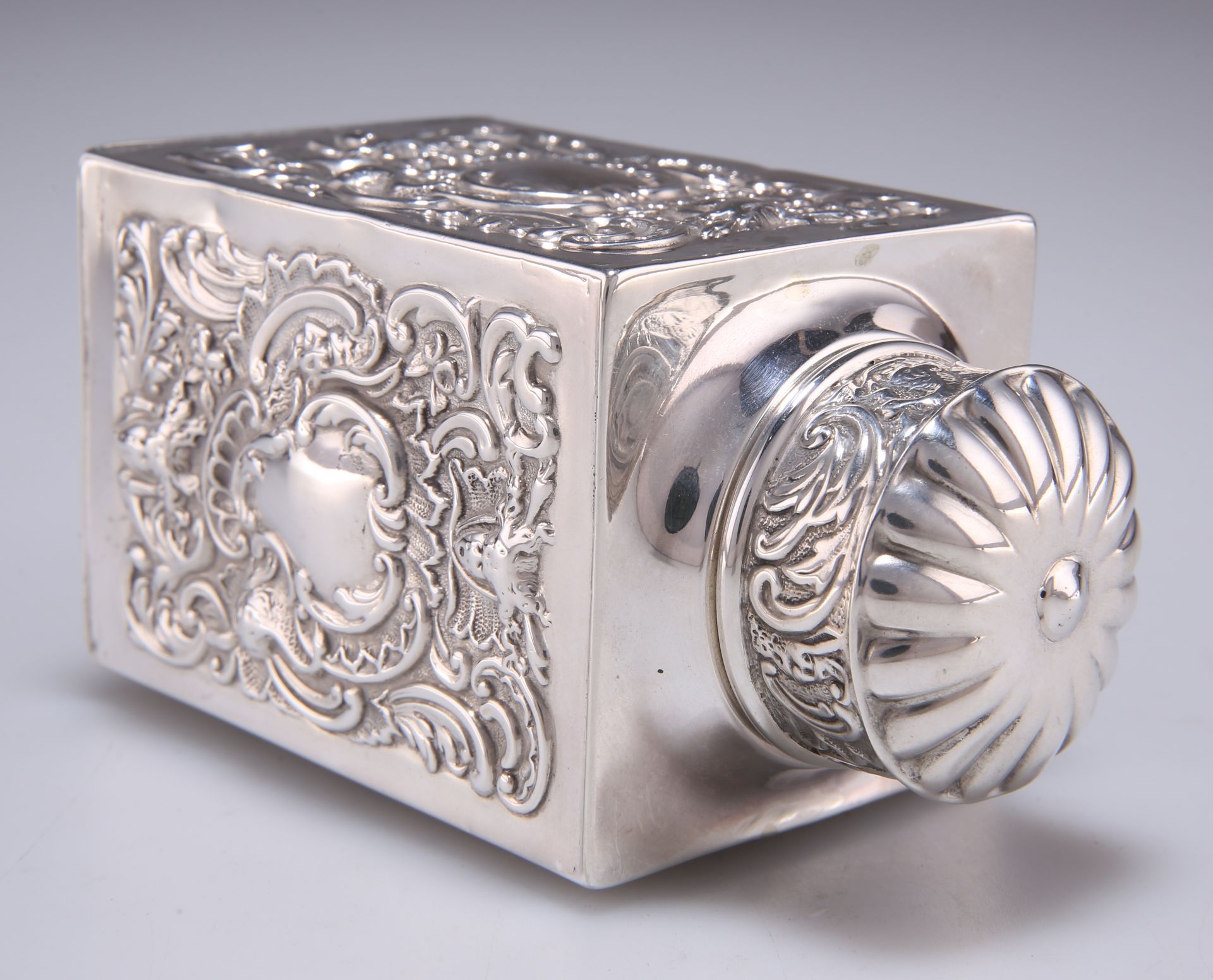 A VICTORIAN SILVER TEA CADDY - Bild 3 aus 4