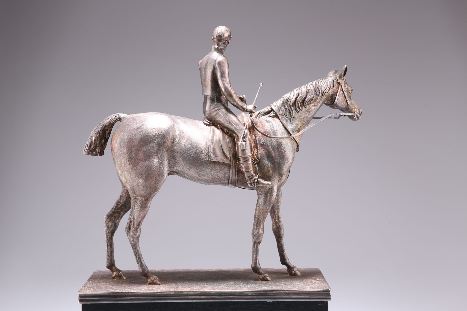 A SILVER-PLATED MODEL OF THE THOROUGHBRED RACEHORSE “MARGRAVE” WITH JOCKEY UP - Bild 3 aus 3