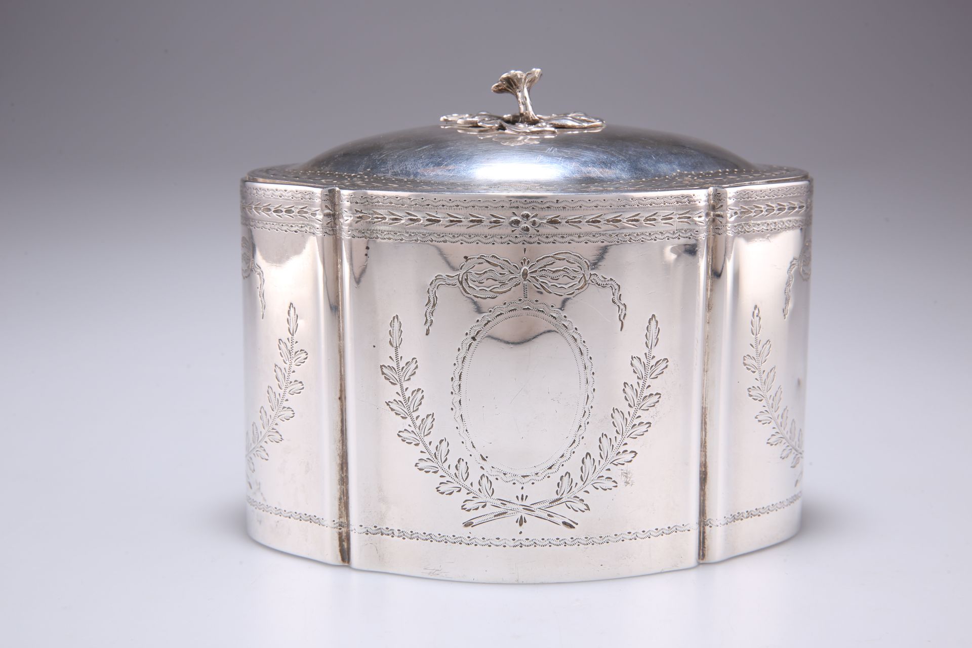 A GEORGE III SILVER TEA CADDY - Bild 2 aus 3