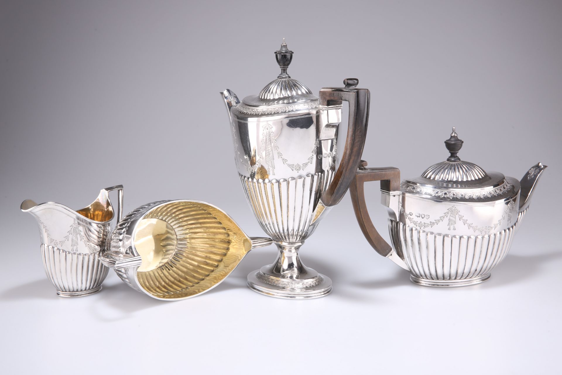 A VICTORIAN SILVER FOUR-PIECE TEA AND COFFEE SERVICE - Bild 5 aus 8