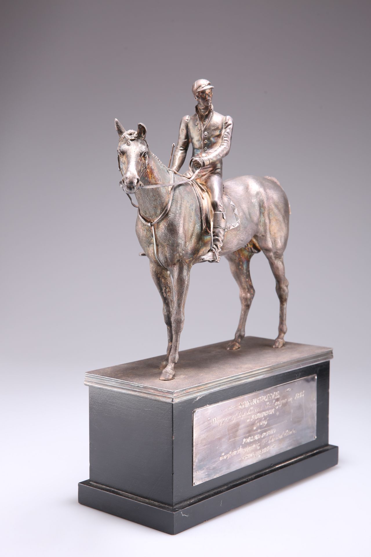 A SILVER-PLATED MODEL OF THE THOROUGHBRED RACEHORSE “MARGRAVE” WITH JOCKEY UP - Bild 2 aus 3