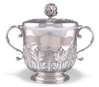 A FINE EDWARDIAN SILVER PORRINGER AND COVER