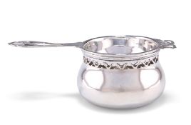 A GEORGE V SILVER TEA STRAINER AND BOWL