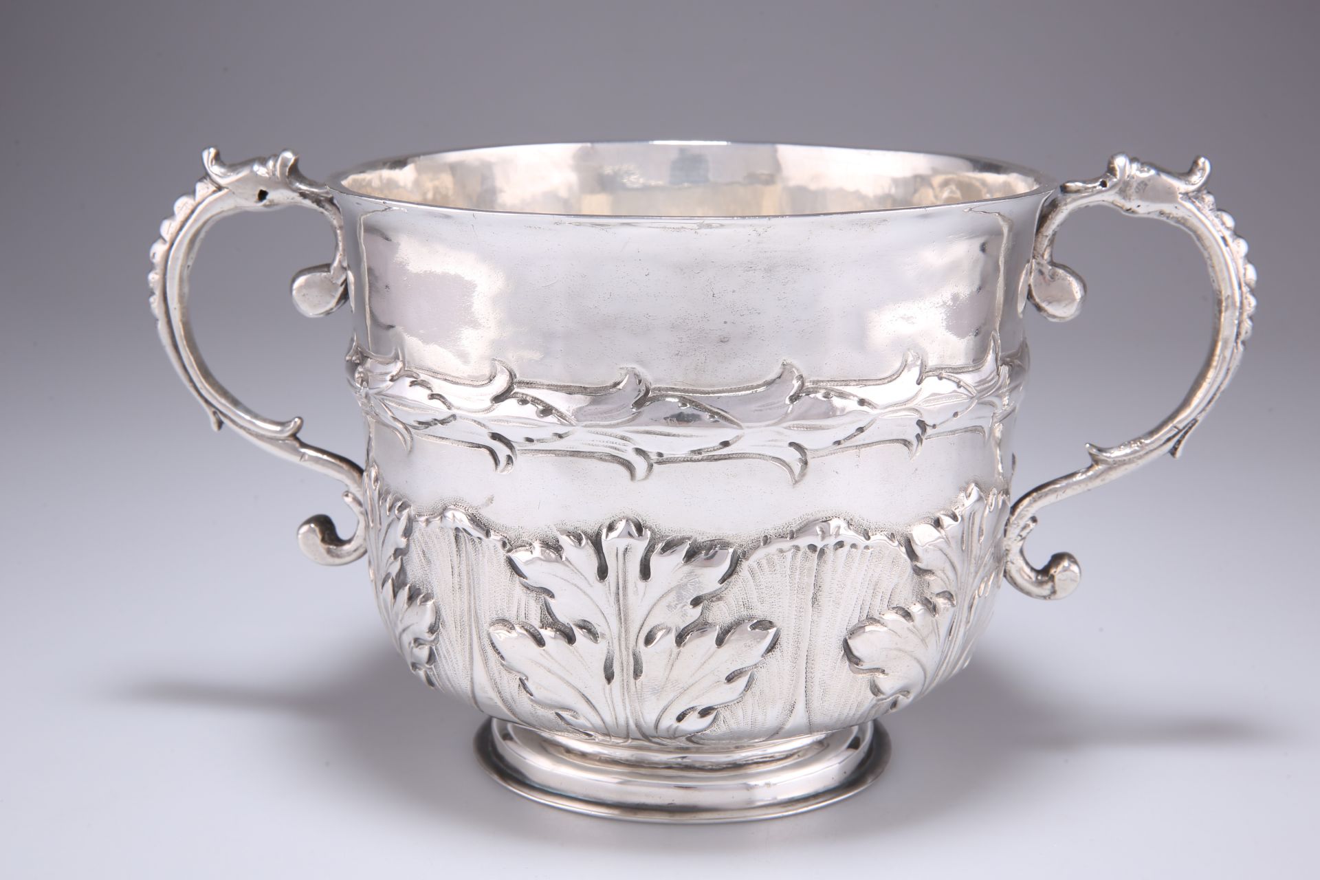 A CHARLES II SILVER TWO-HANDLED PORRINGER - Bild 2 aus 5