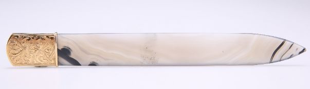 A CONTINENTAL GOLD-MOUNTED AGATE PAPER KNIFE, 19TH CENTURY