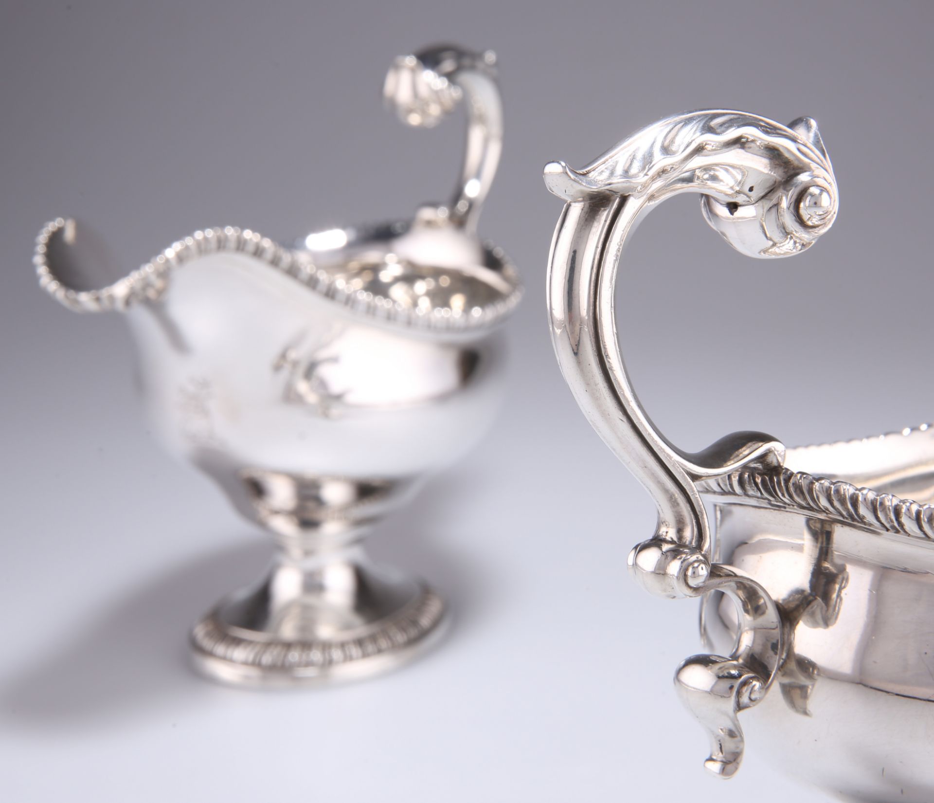 A PAIR OF GEORGE III SILVER SAUCEBOATS - Bild 4 aus 5