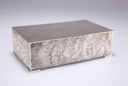 AN ELIZABETH II SILVER CIGAR BOX