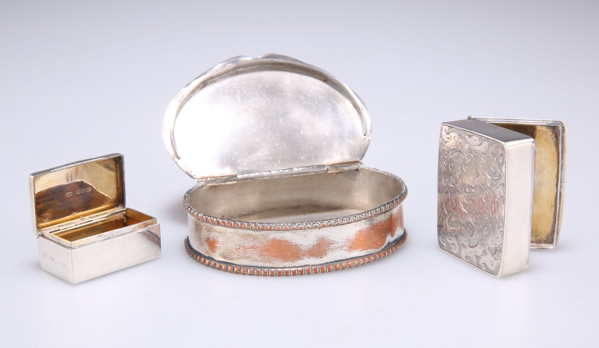 A VICTORIAN SMALL SILVER SNUFF BOX, AND TWO OTHERS - Bild 2 aus 2