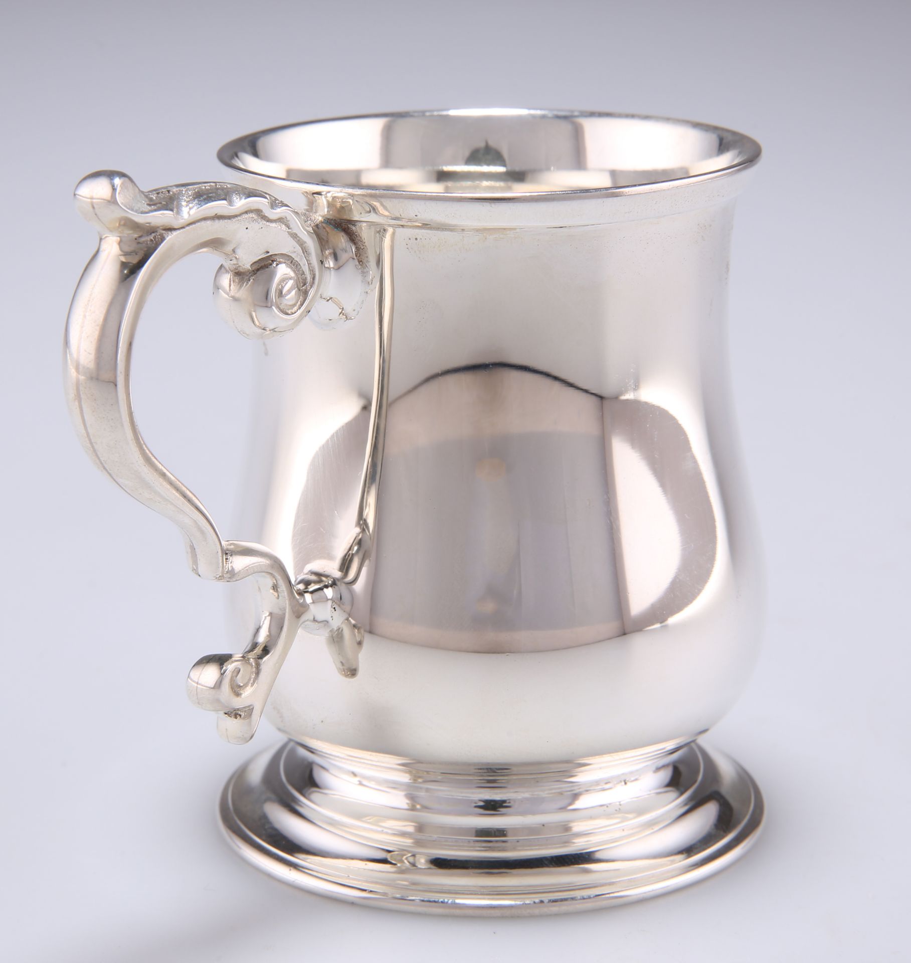 A GEORGE V SILVER MUG - Bild 2 aus 3