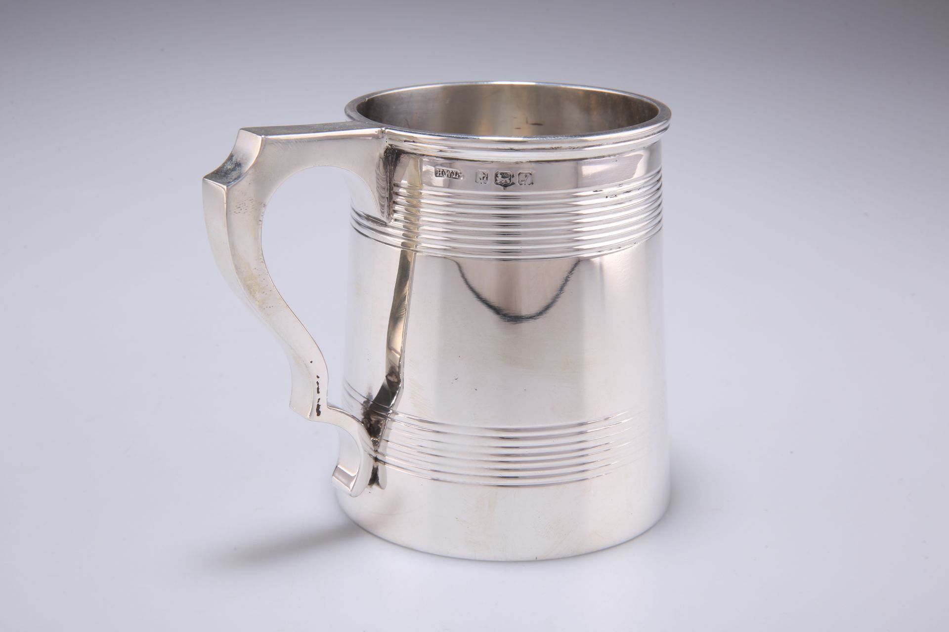 A GEORGE V SILVER MUG - Bild 2 aus 3