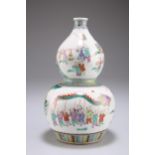 A CHINESE FAMILLE ROSE PORCELAIN DOUBLE GOURD VASE