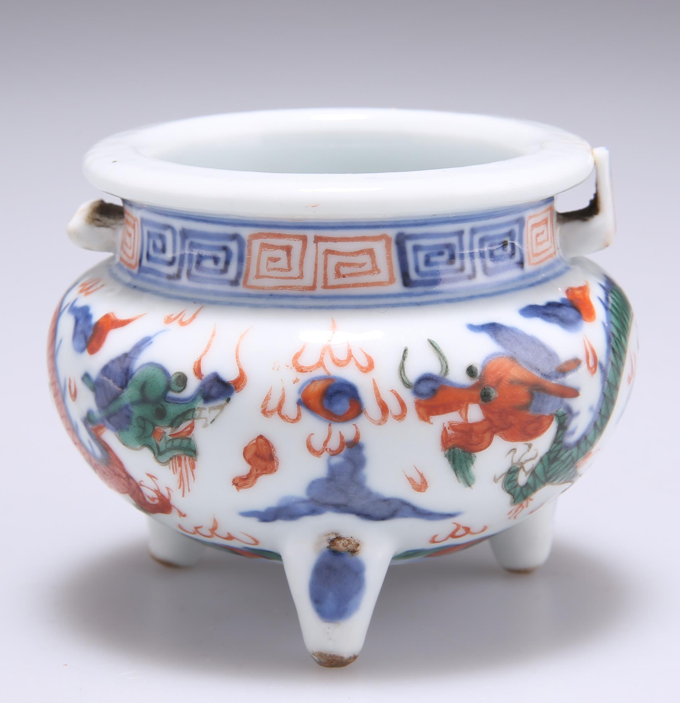 A SMALL CHINESE DOUCAI PORCELAIN TRIPOD CENSER - Image 2 of 3