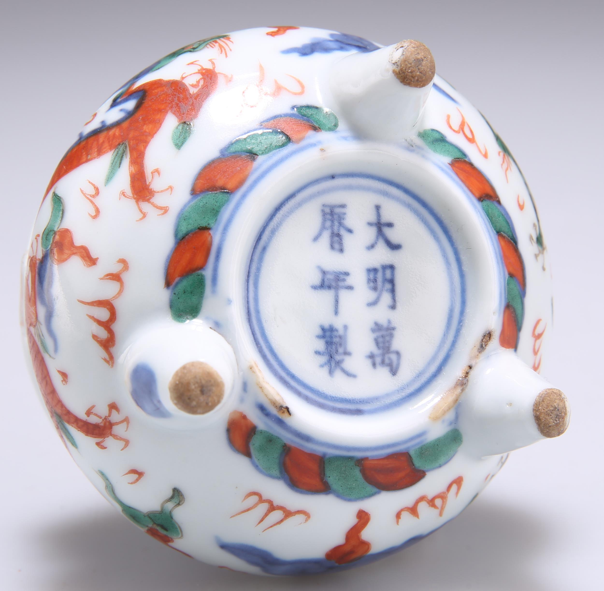 A SMALL CHINESE DOUCAI PORCELAIN TRIPOD CENSER - Image 3 of 3