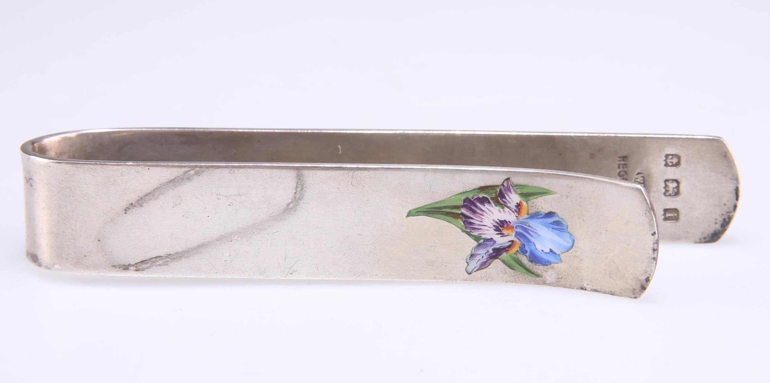 AN EDWARDIAN SILVER AND ENAMEL NAPKIN HOLDER - Image 2 of 6