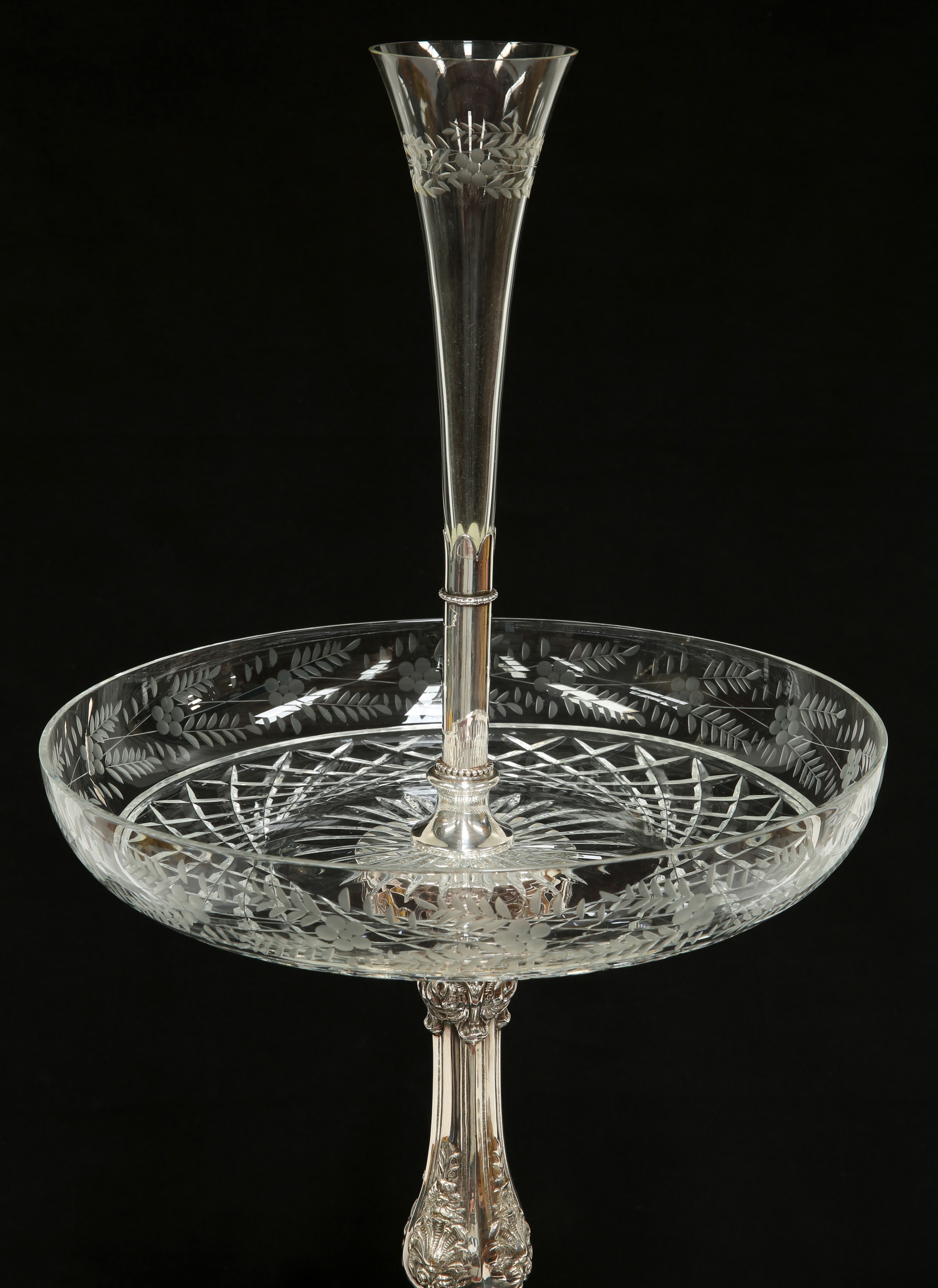 A HANDSOME PAIR OF 19TH CENTURY SILVER-PLATED CENTREPIECES ON MIRRORED STANDS - Image 13 of 16