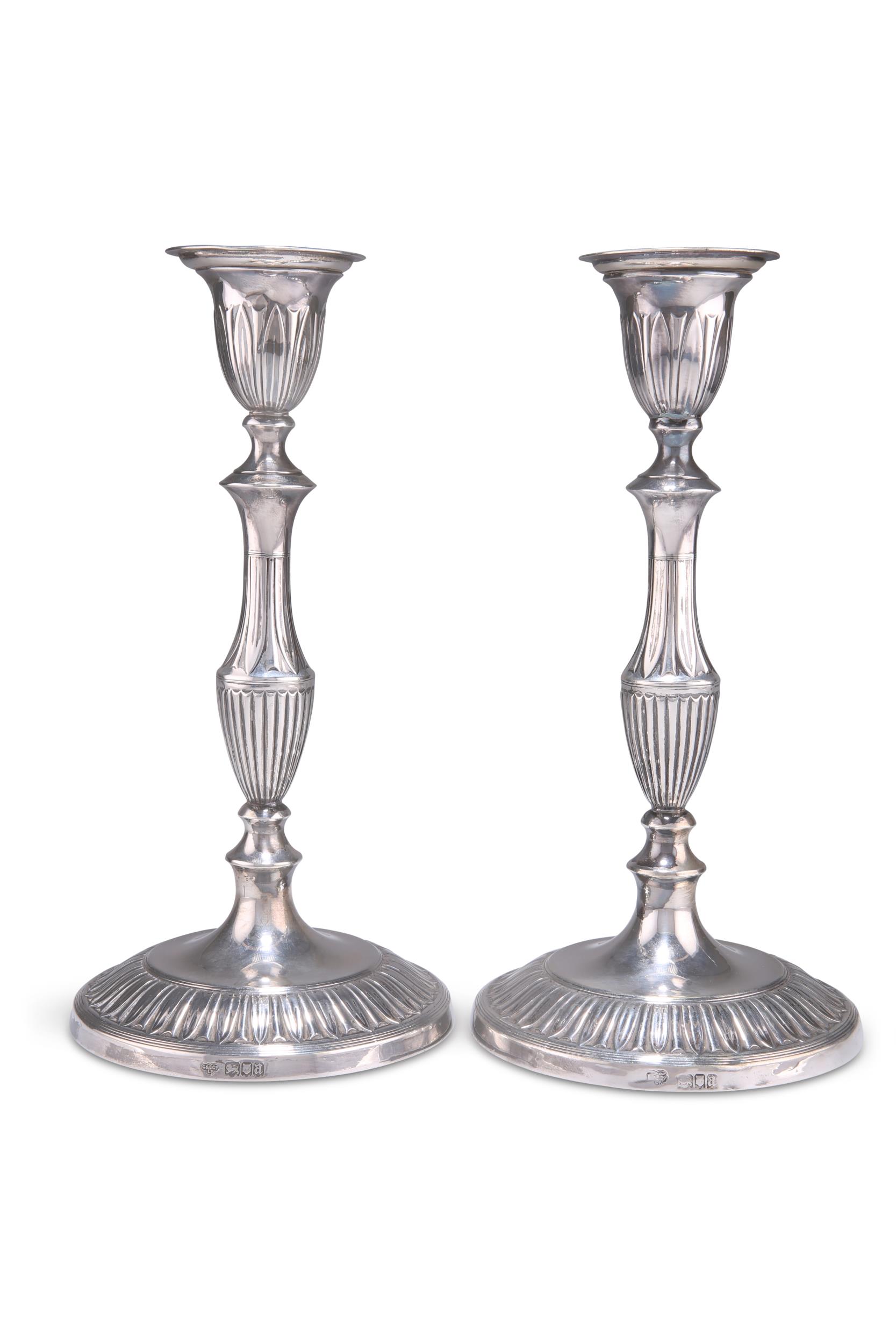 A PAIR OF GEORGE V SILVER CANDLESTICKS - Image 2 of 4