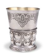 AN EARLY 18TH CENTURY GERMAN SILVER BEAKER CUP,