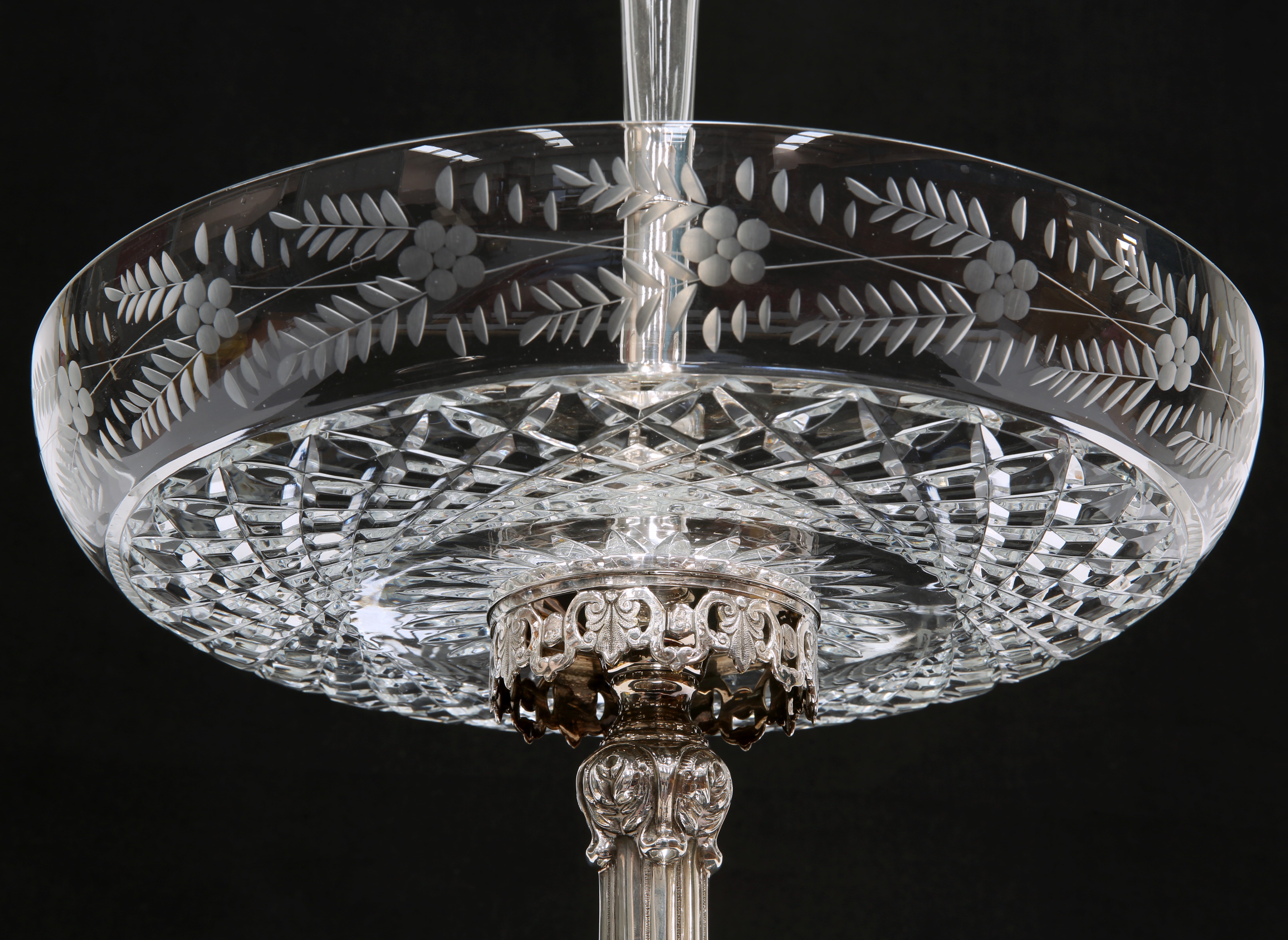 A HANDSOME PAIR OF 19TH CENTURY SILVER-PLATED CENTREPIECES ON MIRRORED STANDS - Image 15 of 16