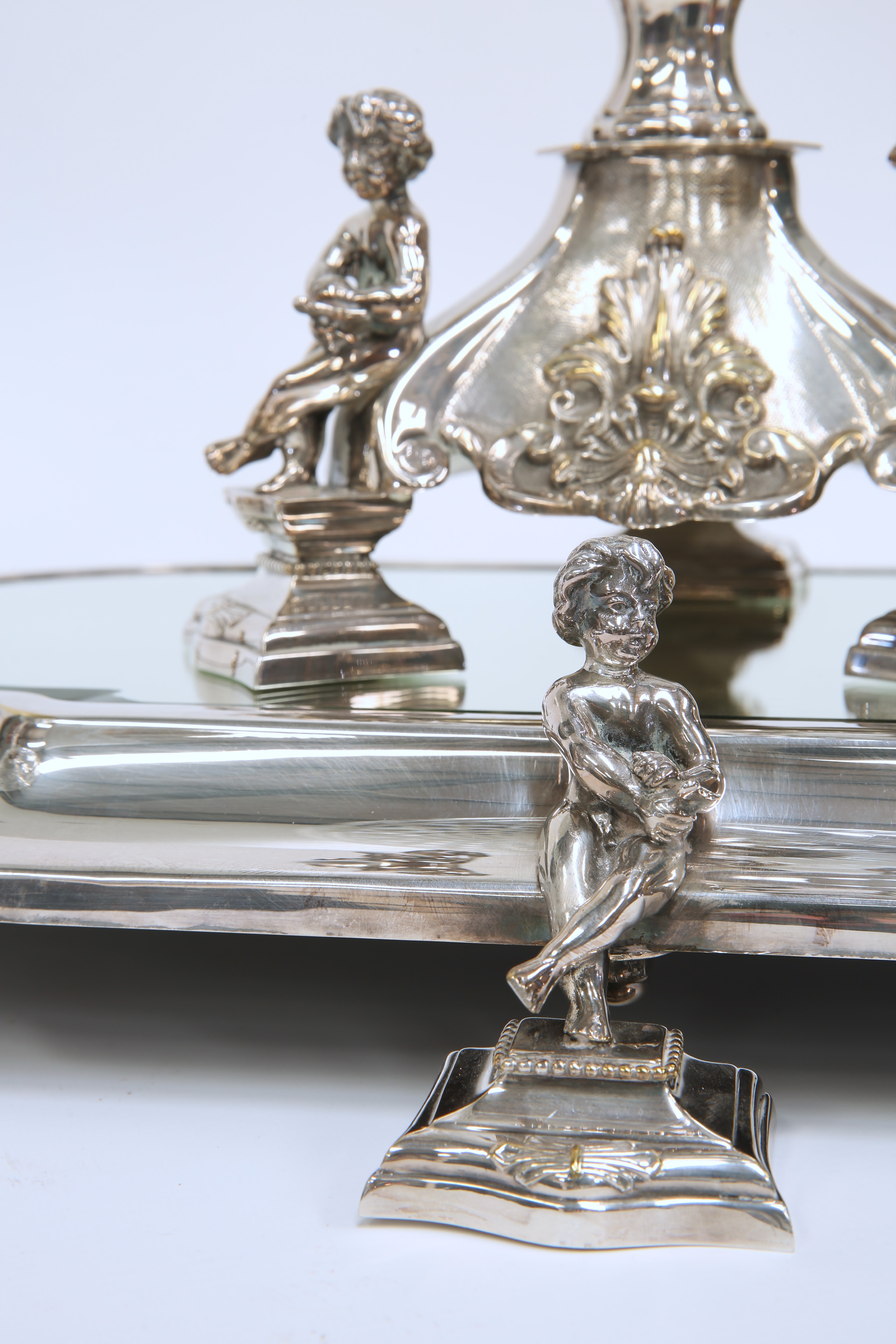 A HANDSOME PAIR OF 19TH CENTURY SILVER-PLATED CENTREPIECES ON MIRRORED STANDS - Image 5 of 16