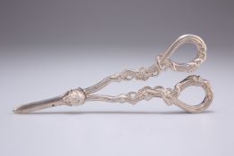 A PAIR OF ELIZABETH II SILVER GRAPE SCISSORS