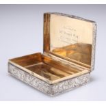 AN EARLY VICTORIAN SILVER SNUFF BOX