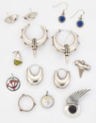 A GROUP OF SILVER JEWELLERY